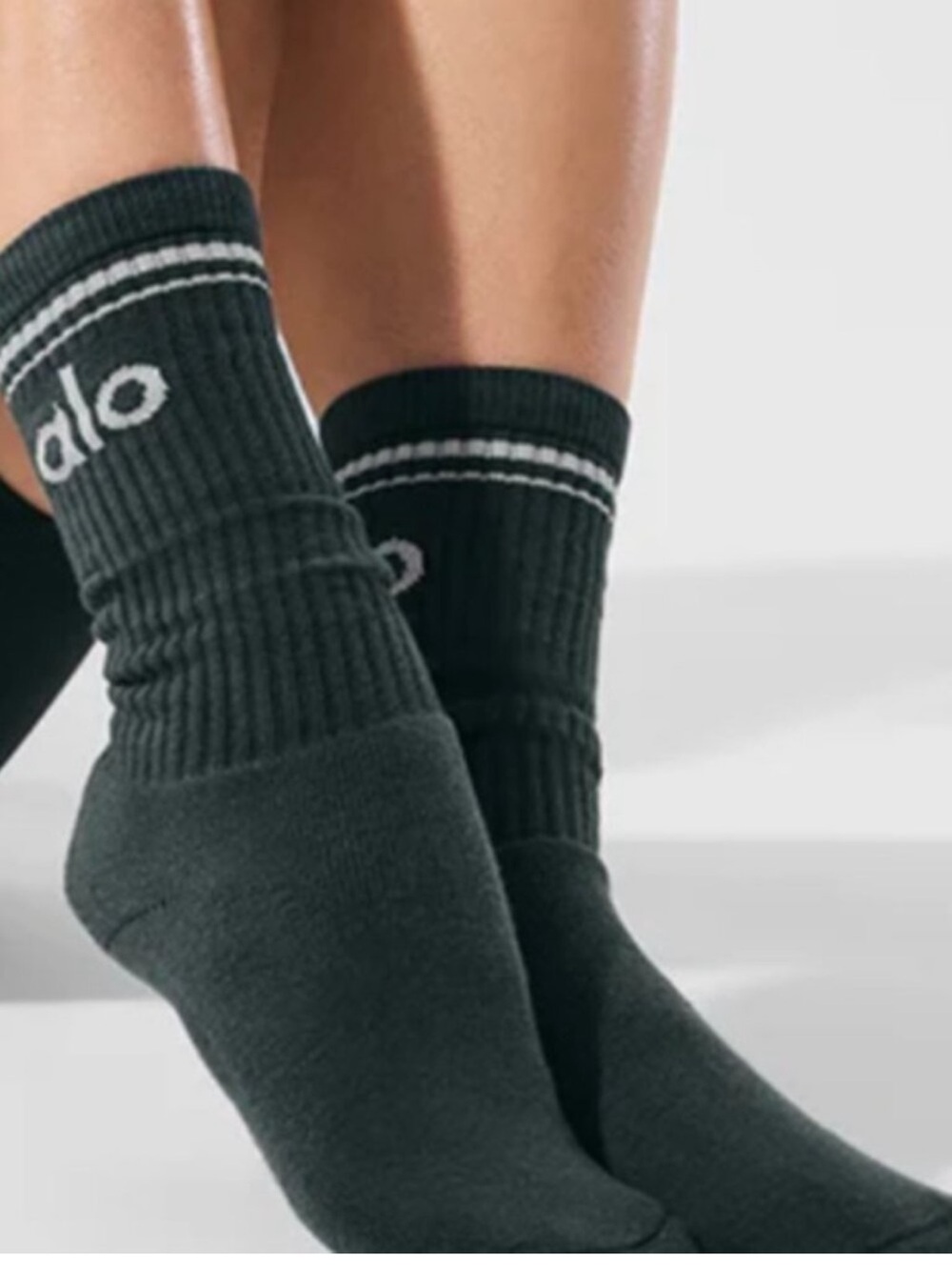 New ALO Yoga unisex Charcoal Gray & Ivory Throwback Socks Size Medium NWT